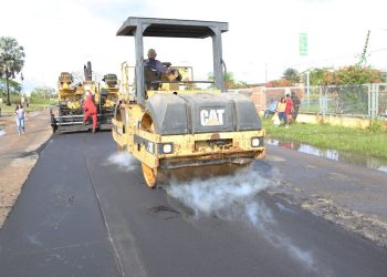 Con la colocación de carpeta corrida de asfalto inician los trabajos en la entrada de Las Carolinas. (Foto: Nerkys Fajardo)