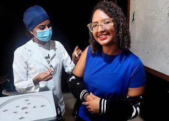 Los nuevos profesionales de la Medicina son inmunizados antes de ser distribuidos hacia sus centros de acción.