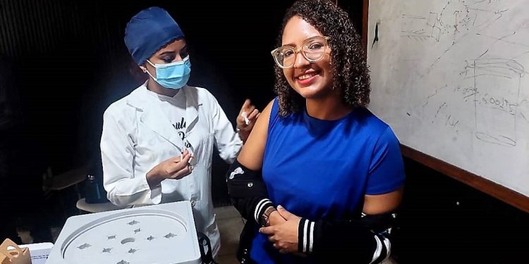 82 nuevos médicos se incorporan a la Red Comunal del estado Monagas 1 Los nuevos profesionales de la Medicina son inmunizados antes de ser distribuidos hacia sus centros de acción.