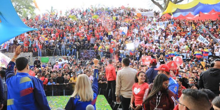 Presidente de Venezuela Nicolás Maduro anunció la creación de un programa para apoyar a la juventud del país 1 El presidente, Nicolás Maduro y la primera combatiente Cilia Flores en el acto del Dia de la Juventud