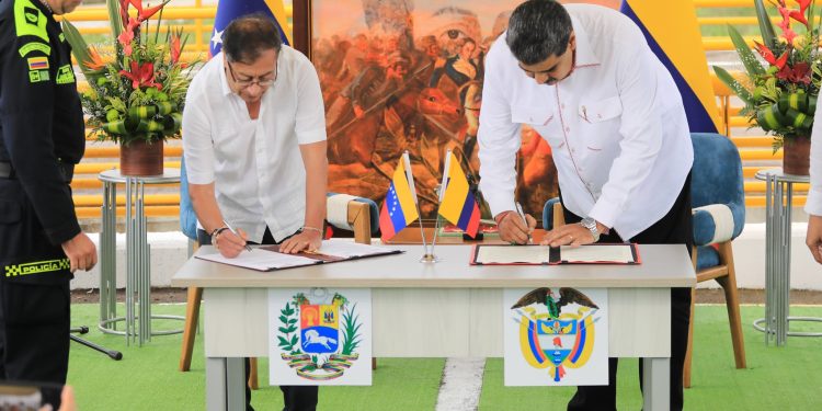 Presidentes de Venezuela y Colombia firman memorándum comercial de entendimiento 1 El presidente de Colombia, Gustavo Petro y el presidente de Venezuela, Nicolás Maduro