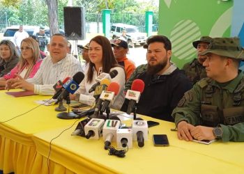 Gobernador Ernesto Luna, junto a la alcaldesa de Maturín, Ana Fuentes, comandante de la Zodi 52, Ernesto Pérez Mota, presidente de la Junta de Carnaval, Andrés Silva, la Autoridad Única de Turismo, Rosy Salazar y demás autoridades.