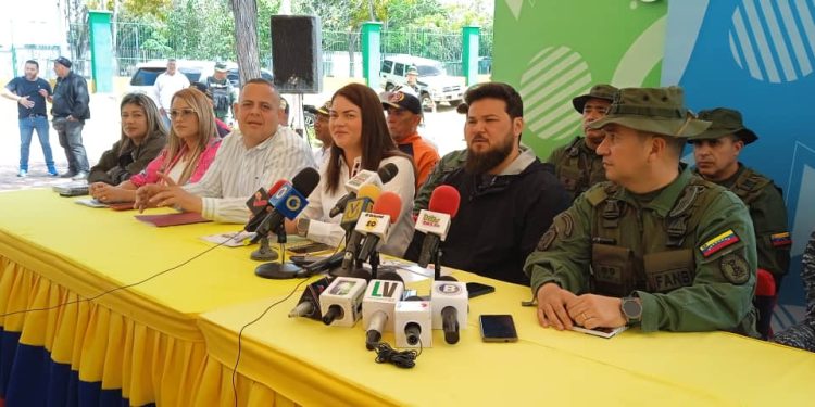 <strong>Monagas será el epicentro del turismo de aventura en 2023</strong> 1 Gobernador Ernesto Luna, junto a la alcaldesa de Maturín, Ana Fuentes, comandante de la Zodi 52, Ernesto Pérez Mota, presidente de la Junta de Carnaval, Andrés Silva, la Autoridad Única de Turismo, Rosy Salazar y demás autoridades.
