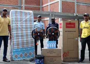 El gobernador Ernesto Luna entrega enseres a efectivos de Polimonagas