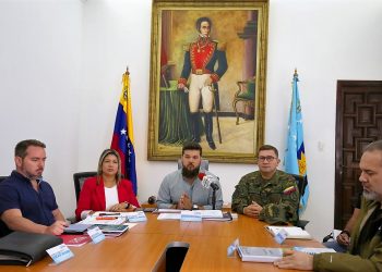 El gobernador Ernesto Luna anuncia activación de un amplio dispositivo que busca erradicar las mafias de combustible en las estaciones de servicio. (Foto: Eliseo Pereira)