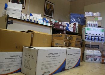 El gobernador Ernesto Luna entrega fármacos, insumos médico-quirúrgicos, productos antisépticos y de limpieza al HUMNT y al ambulatorio Vargas. (Foto: Nerkis Fajardo)