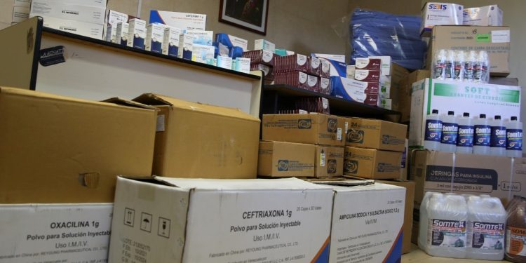 El gobernador Ernesto Luna entrega fármacos, insumos médico-quirúrgicos, productos antisépticos y de limpieza al HUMNT y al ambulatorio Vargas. (Foto: Nerkis Fajardo)