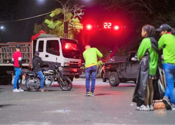 Luego de los desfiles, los trabajadores del Iamam se despliegan para la limpieza de la avenida Raúl Leoni, el Paseo Aeróbico y El Guacharín. (Foto: Cortesía)
