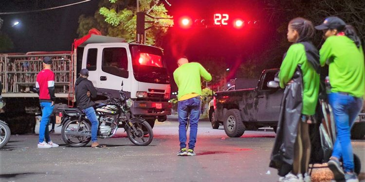 Alcaldía de Maturín desplegó 120 trabajadores para sanear la Raúl Leoni durante el Carnaval 1 Luego de los desfiles, los trabajadores del Iamam se despliegan para la limpieza de la avenida Raúl Leoni, el Paseo Aeróbico y El Guacharín. (Foto: Cortesía)