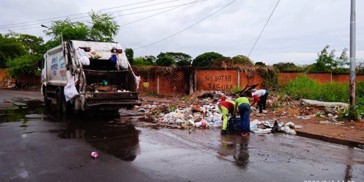 Alcaldía de Maturín sanea punto de acumulación de basura detrás de la UDO 1 El punto de acumulación de basura ubicado detrás de la UDO es saneado dos veces al día