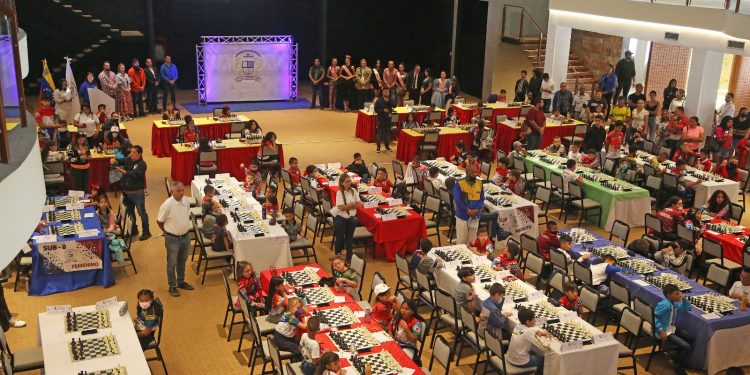 Gobernador Ernesto Luna inaugura Campeonato Nacional Infantil de Ajedrez 1 Más de 300 atletas de 22 delegaciones de las categorías sub-8, sub-10, sub-12 y sub-14 absoluto y femenino se disputan el Campeonato Nacional de Ajedrez en Monagas. (Foto: Eliseo Pereira)