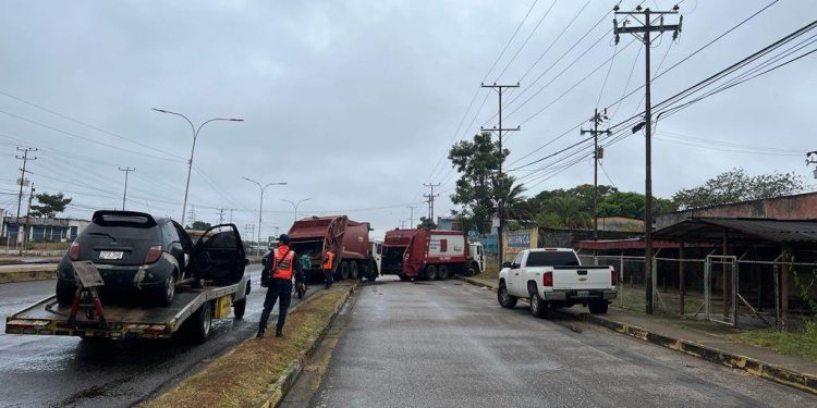 Alcaldía de Maturín anuncia cambio temporal en horario de recolección de desechos 1 Dos compactadoras de recolección de desechos sólidos de la Alcaldía de Maturín se vieron involucradas en un accidente de tránsito quedando fuera de servicio temporalmente. (Foto: Cortesía)Aguilera)