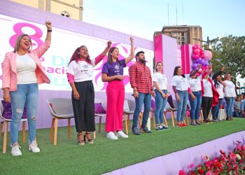 El gobernador de Monagas Ernesto Luna, la primera dama del Estado, Sorenelly Zambrano de Luna y la alcaldesa de Maturín Ana Fuentes, acompañados por liderezas del gobierno. (Foto: Rubí González).