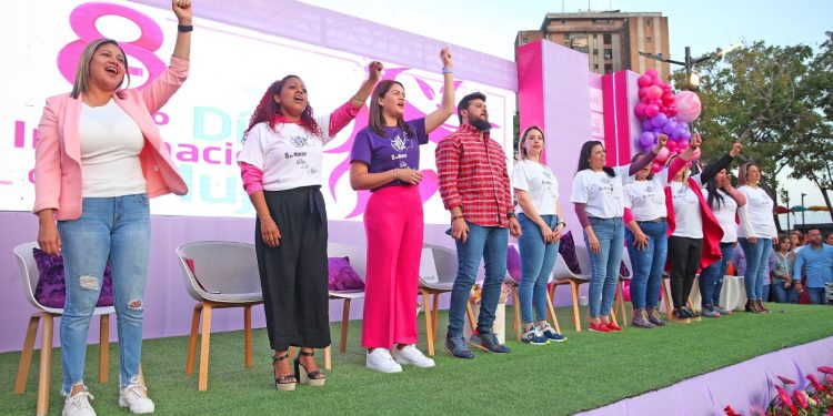 Luna y Fuentes celebraron junto a las monaguenses el Día Internacional de la Mujer 1 El gobernador de Monagas Ernesto Luna, la primera dama del Estado, Sorenelly Zambrano de Luna y la alcaldesa de Maturín Ana Fuentes, acompañados por liderezas del gobierno. (Foto: Rubí González).