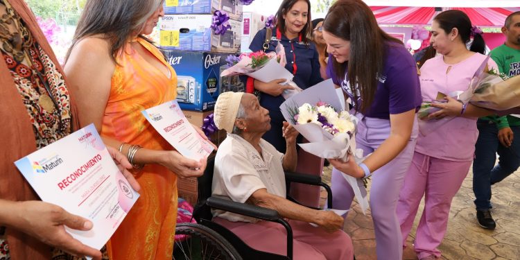 “Maturín: Rostro de Mujer” honra a las maturinesas con gran jornada de atención y esparcimiento 1 La alcaldesa Ana Fuentes enaltece a las mujeres emblemáticas del municipio Maturín con la entrega de reconocimientos en un acto denominado “Maturín: Rostro de mujer”. (Foto: Franklin Aguilera)