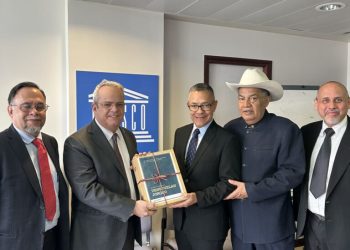 El ministro del Poder Popular para la Cultura, Ernesto Villegas, estuvo acompañado del Embajador de Venezuela ante el organismo, Rodulfo Pérez.