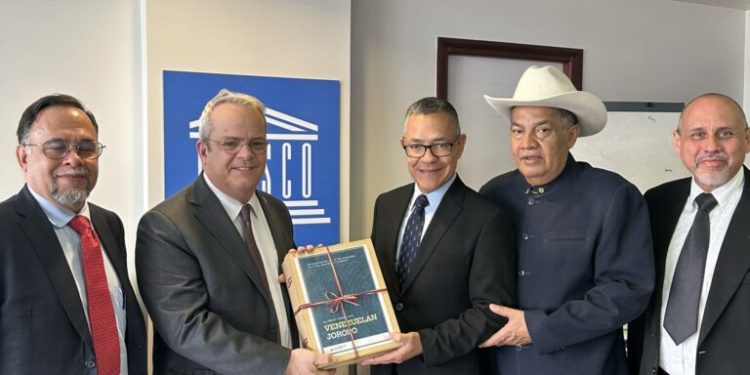 El ministro del Poder Popular para la Cultura, Ernesto Villegas, estuvo acompañado del Embajador de Venezuela ante el organismo, Rodulfo Pérez.