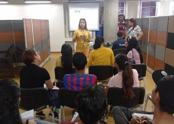 Lisanny Urbina, de la Gerencia de Proyecto y Fiscalización conversa con los estudiantes