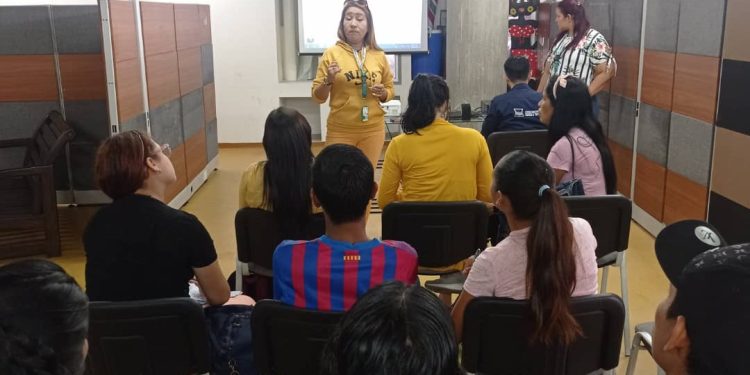 Corpoturismo adiestra a 15 estudiantes de Misión Sucre para realizar inventario turístico 1 Lisanny Urbina, de la Gerencia de Proyecto y Fiscalización conversa con los estudiantes