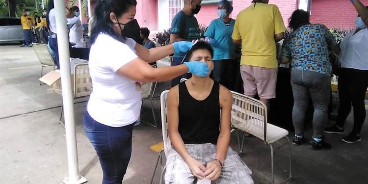 277 internos del CICPC atendidos en jornada asistencial 1 Pruebas PCR son practicadas a los recluidos en calabozos del CICPC en Maturín. (Foto: Cortesía)