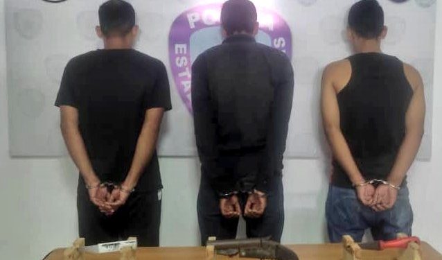 La comisión policial  retuvo a los detenidos armas.