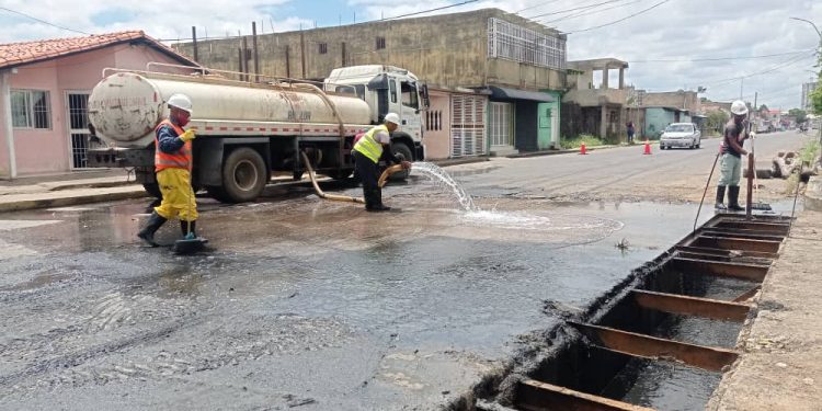<strong>Gobernación de Monagas beneficia a 800 familias con limpieza de drenajes superficiales</strong> 1 Gobierno Bolivariano une esfuerzos interinstitucionales para atender a la comunidad El Paraíso.