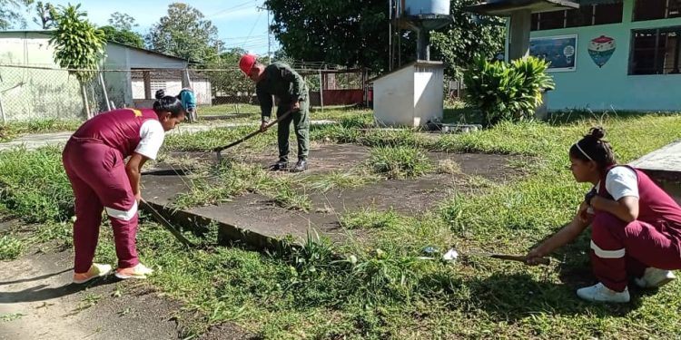 Bricomiles y poder popular recuperan espacios en 11 planteles y centros de salud