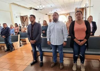 El alcalde del municipio Cedeño, Daniel Monteverde, participa en la misa en la iglesia de San Félix de Cantalicio. (Foto: Diemar Serrano)