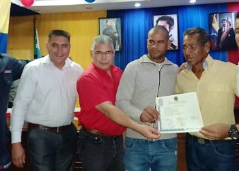 El director general de la alcaldía de Zamora, Ramón Vegas, en nombre del alcalde Oscar Cedeño, hace entrega de los títulos de bachilleres a los vencedores de la Misión Ribas. (Foto: Carmi Radio)