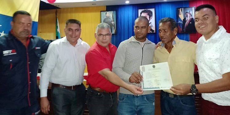 Egresados 60 vencedores de la Misión Ribas en Zamora 1 El director general de la alcaldía de Zamora, Ramón Vegas, en nombre del alcalde Oscar Cedeño, hace entrega de los títulos de bachilleres a los vencedores de la Misión Ribas. (Foto: Carmi Radio)