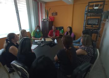 La Gerencia de Promoción Turística de Corpoturismo reunida con directiva de la U.E. Madre Teresa de Calcuta, del municipio Maturín. (Foto: Cortesía).