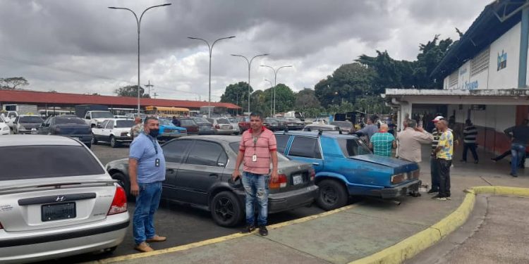 <strong>En Zamora censadas más de 700 unidades de transporte público</strong> 1 El ente regulador del transporte público nacional inspecciona la permisología de los transportistas en el municipio Ezequiel Zamora. (Foto: Cortesía)