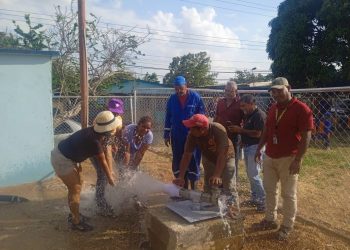 Con la instalación de una bomba sumergible de 10 hp reactivan el pozo de agua en el sector Las Marías, parroquia Santa Cruz. (Foto: Saúl Blanco)