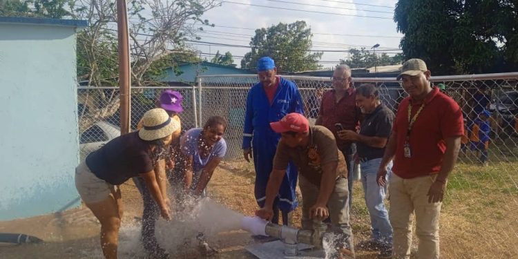 <strong>Reactivados 21 pozos de agua para beneficiar a más de 30 mil familias de parroquia La Cruz</strong> 1 Con la instalación de una bomba sumergible de 10 hp reactivan el pozo de agua en el sector Las Marías, parroquia Santa Cruz. (Foto: Saúl Blanco)