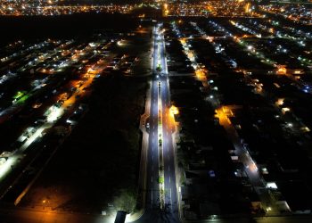 Así luce de noche la avenida principal del sector. (Foto: Cortesía).