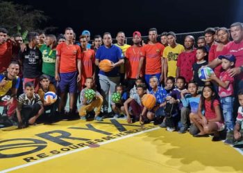 El alcalde del municipio Cedeño, Daniel Monteverde, entrega la cancha de San Félix de Cantalicio. (Foto: Diemar Serrano)