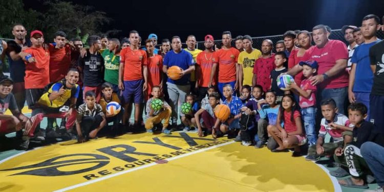 Alcalde Monteverde reacondiciona cancha en San Félix de Cantalicio 1 El alcalde del municipio Cedeño, Daniel Monteverde, entrega la cancha de San Félix de Cantalicio. (Foto: Diemar Serrano)