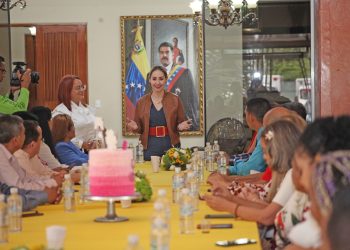 La primera dama del estado Monagas, Sorenelly Zambrano de Luna, en representación del gobernador Ernesto Luna, agasaja a los médicos en su día. (Foto. Ruby González)