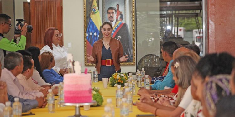 <strong>Primera dama del estado Sorenelly de Luna agasaja a los médicos en su día</strong> 1 La primera dama del estado Monagas, Sorenelly Zambrano de Luna, en representación del gobernador Ernesto Luna, agasaja a los médicos en su día. (Foto. Ruby González)