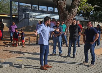 Gobernador Ernesto Luna inspecciona trabajos de rehabilitación del Polideportivo de Maturín.