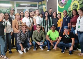 Estudiantes de la UBV-Misión Sucre junto al personal de Corpoturismo.