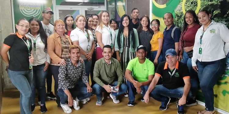 Estudiantes de la UBV-Misión Sucre junto al personal de Corpoturismo.