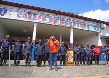 El gobernador Luna recorrió la sede de Bomberos de Monagas y la semana próxima iniciará un plan de rehabilitación y embellecimiento en sus instalaciones(Foto: Eliseo Pereira).