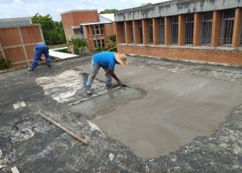 Construcción de sobre piso en losa de techo para aplicación de primer y colocación de manto asfáltico.