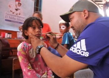 El alcalde del municipio Cedeño, Daniel Monteverde, participa en las actividades recreacionales de los niños de San Ramón de Areo. (Foto: Roxalí Maita)