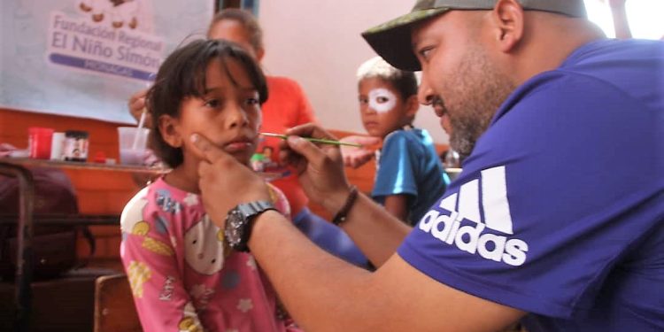 <strong>Niños indígenas de Cedeño atendidos en jornada asistencial integral</strong> 1 El alcalde del municipio Cedeño, Daniel Monteverde, participa en las actividades recreacionales de los niños de San Ramón de Areo. (Foto: Roxalí Maita)