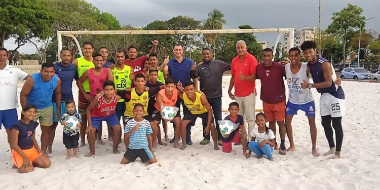 <strong>Gobernador Luna dota de implementos deportivos a selecciones de fútbol playa</strong> 1 Gobernador Luna dota de implementos deportivos.