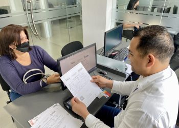 <strong>Conductores deben registrar su vehículo en Suptrima para cancelar el impuesto correspondiente</strong> 3 Foto: Los vehículos solventes serán identificados con una etiqueta en el área inferior izquierda del vidrio frontal. (Foto: Cortesía)