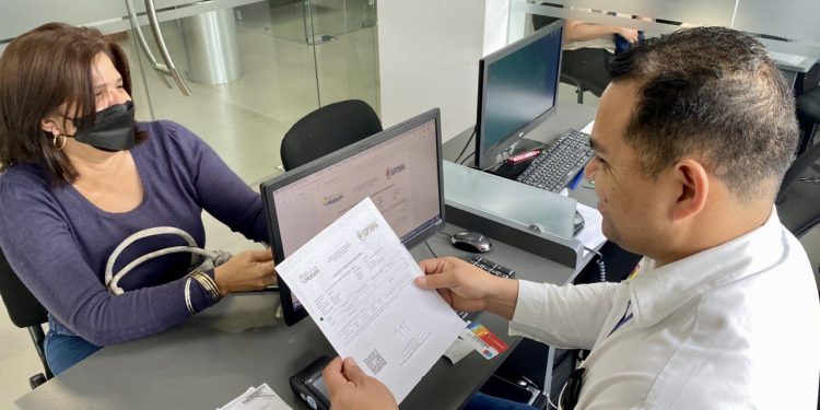 <strong>Conductores deben registrar su vehículo en Suptrima para cancelar el impuesto correspondiente</strong> 1 Foto: Los vehículos solventes serán identificados con una etiqueta en el área inferior izquierda del vidrio frontal. (Foto: Cortesía)