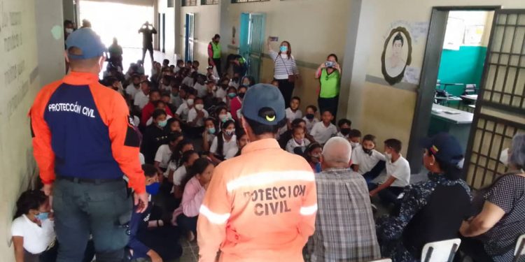 Más de 140 alumnos participan en el simulacro internacional Caribbean Wave 2023 en Punta de Mata 1 Los pequeños están listos para realizar el simulacro este jueves en el Grupo Escolar Rafael Villavicencio de Punta de Mata. (Foto: Cortesía)